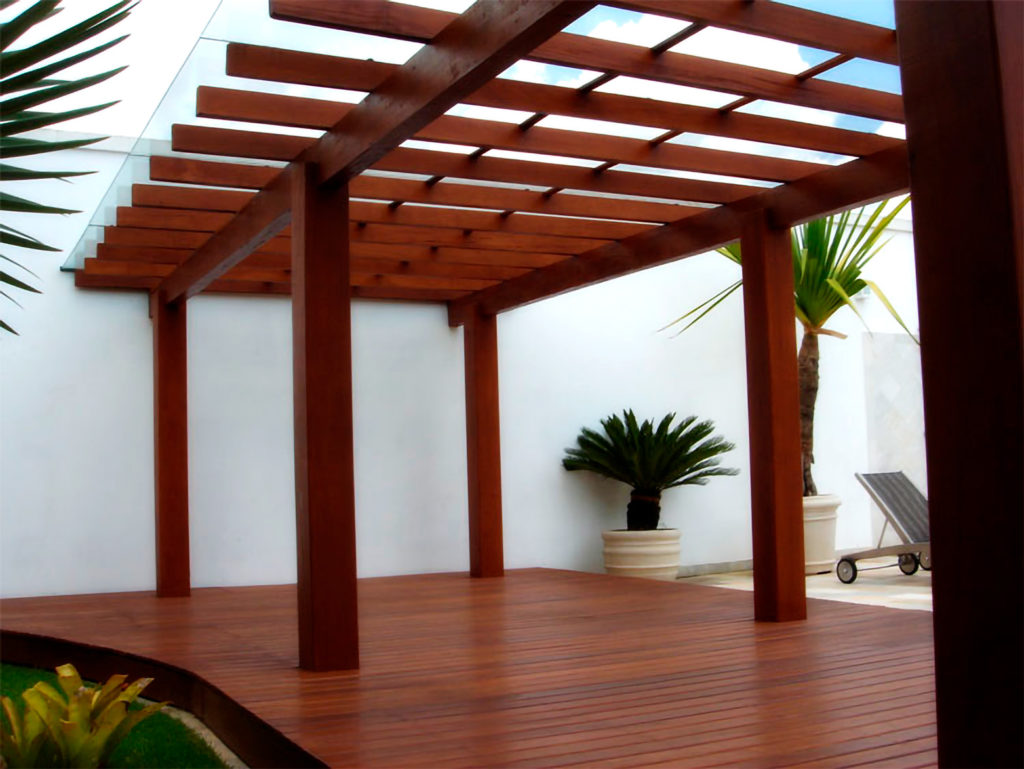 Pergolado em medeira com teto de vidro